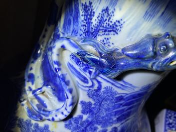 Un grand vase en porcelaine de Chine en bleu et blanc, 19&egrave;me